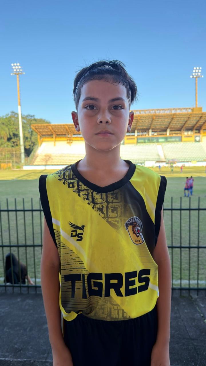 Hugo de colete amarelo do Tigres, com a arquibancada do estádio ao fundo