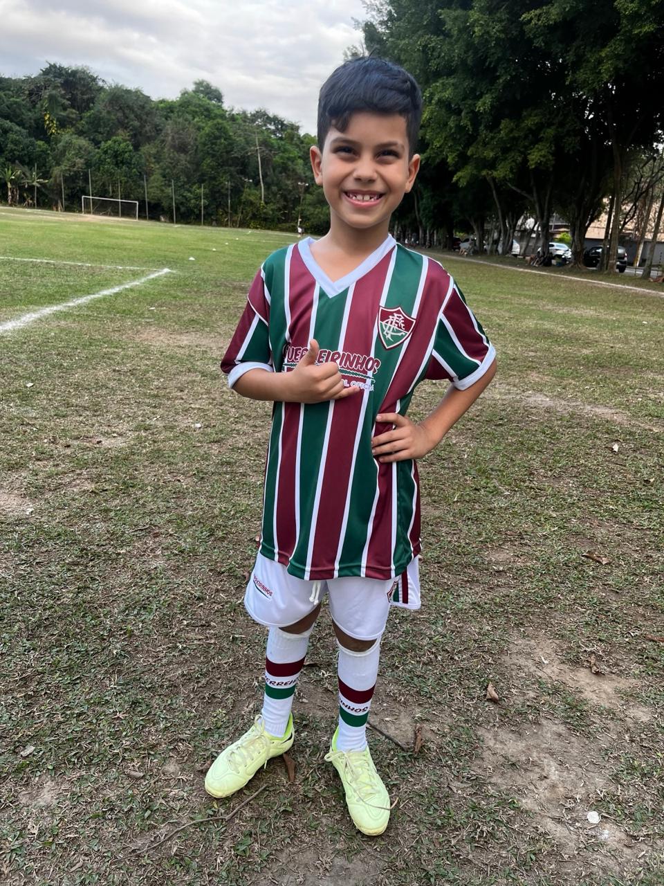 Hugo com a camisa tricolor do Fluminense, fazendo joia no campo