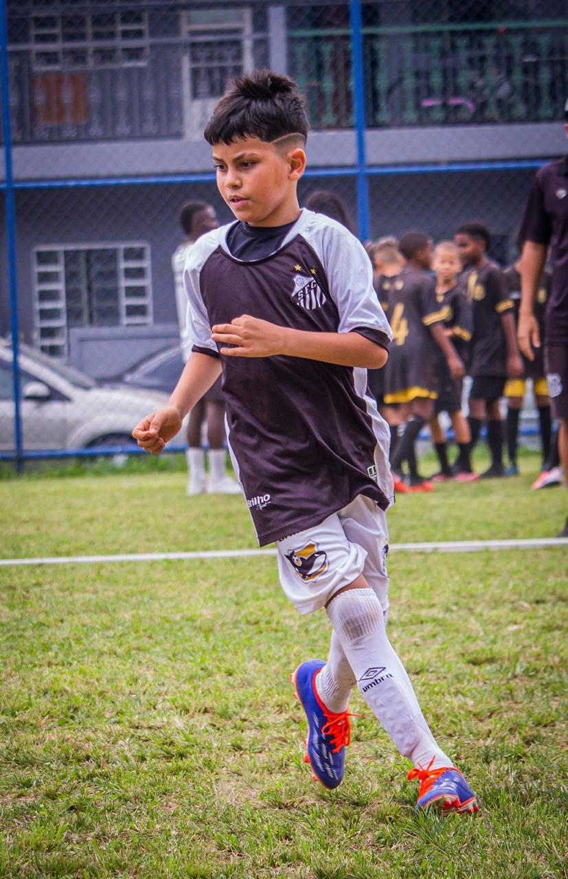 Hugo correndo em campo com a camisa do Santos durante uma partida